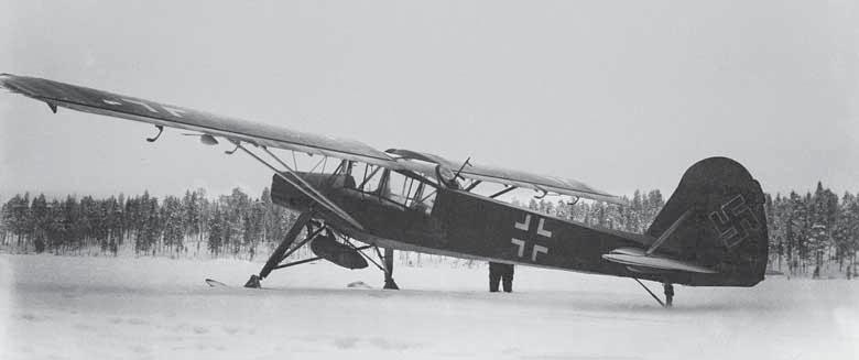 Fieseler F 156 Storch (Haikara) -yhteyskone. Kuva: SA-kuva. lentokentän lankkulaattoja käytettiin sodan jälkeen huonokuntoisten maanteiden kunnostuksessa.