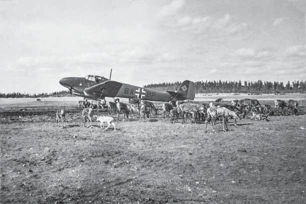 ton koneet pommittivat lentokentän aluetta 25.6.1941, jonka jäljiltä lentokentän lännen puoleisella reunalla on vieläkin näkyvissä lukuisia pommikuoppia.