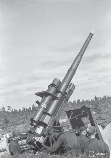 Saksalainen 88 mm:n ilmatorjuntatykki asemassa. Kuva: SA-kuva. aiemminkin. Würzburg D -laitteella voitiin määrittää lentokoneiden sijainti, reitti, lentokorkeus ja nopeus.