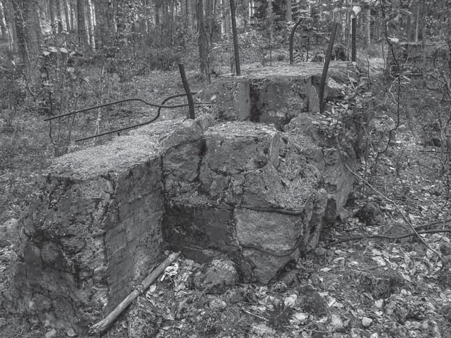 Sodankyläntien) eteläpuolella runsaasti saksalaisten Luftwaffen rakennuksien jäänteitä, jotka on raivattu uudempien rakennusten tieltä pois.