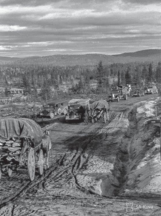 Saksalaisten vankkurikaravaani matkalla Alakurttiin. Kuva: SA-kuva. konsertit, elokuvat ja juhlat olivat Rovaniemellä yleisiä koko talven 1940 1941 ajan.