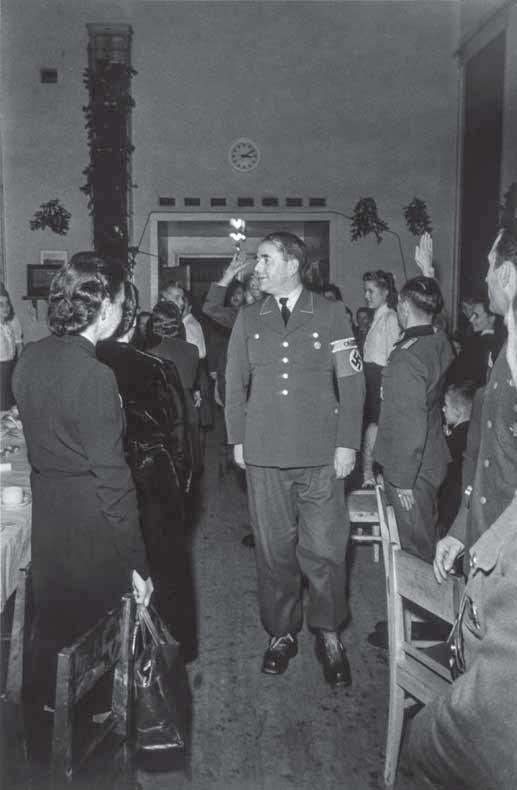 Lasten joulujuhla 23.12.1943 Rovaniemen Keskuskansakoululla. Vierailevana tähtenä varusteluministeri Albert Speer (keskellä). Kuva: Lapin maakuntamuseo.