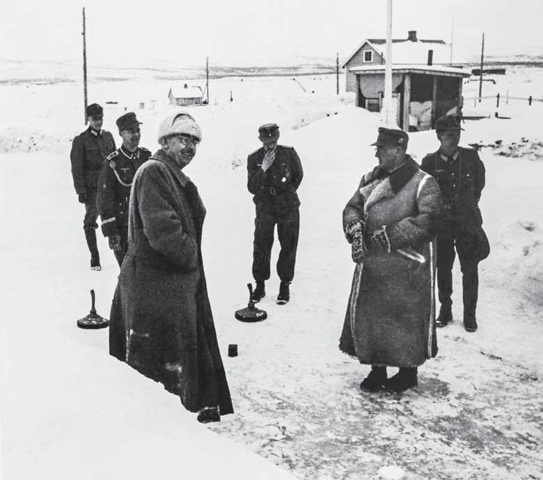 SS-johtaja Heinrich Himmler pelaamassa baijerilaista kiekkoa Lapin vierailullaan maaliskuussa 1942. Kuva: Lapin maakuntamuseo. teen ja siirretty Lublinin tienoille Puolaan.