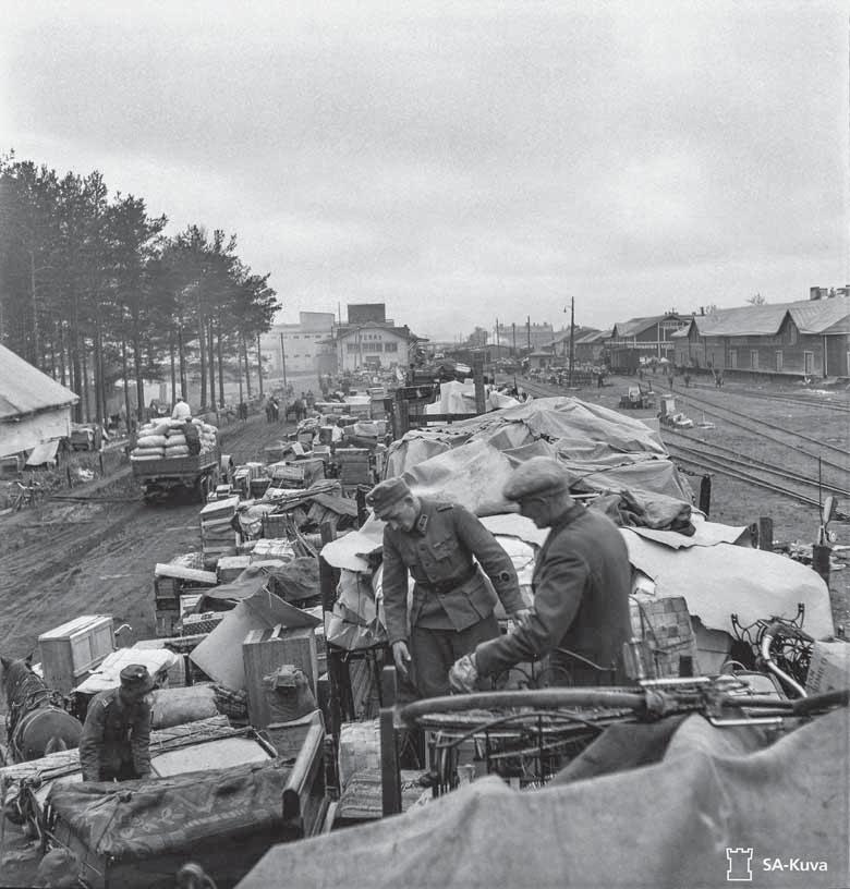 Evakkojuna lähdössä Rovaniemen asemalta 17.9.1944. Kuva: SA-kuva. Suomeen 3 433 ja maalaiskunnan väestä 1 080 Suomeen ja 15 200 Ruotsiin.