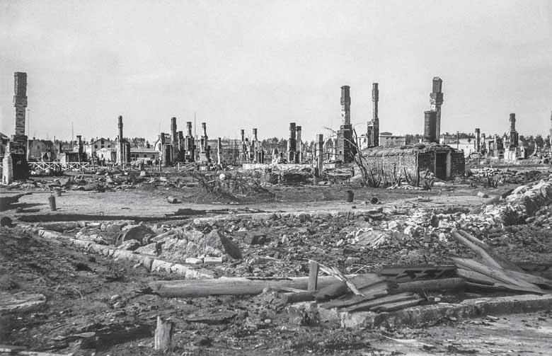 Rovaniemi liekkimeren jälkeen. Kuva: Lapin maakuntamuseo. Sanomalehti Rovaniemi otsikoi jo 18.10.1944 näin: ROVANIEMEN KAUPPALA VALLATTU JA NA- PAPIIRI SIVUUTETTU.