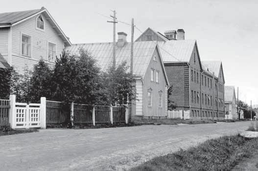 Jykevällä Kivikoululla toimi saksalaisten Frontsammelstelle 42. Kuva: Lapin maakuntamuseo. Koulu otettiin takaisin koulukäyttöön lukuvuoden 1943 1944 aikana.