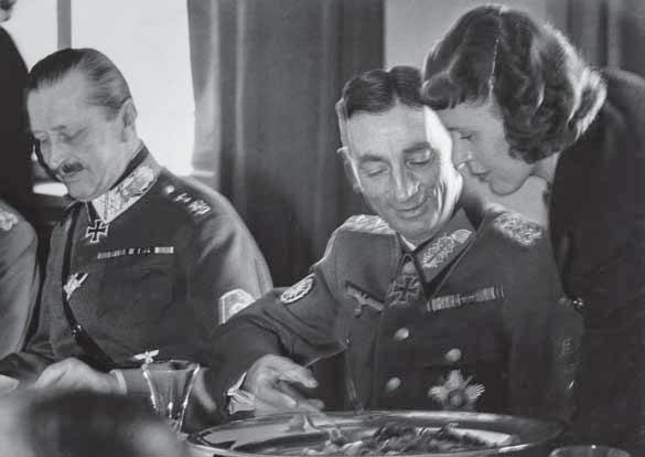Marsalkka Mannerheim ja kenraalieversti Dietl Pohjanhovissa huhtikuussa 1942. Kuva: Lapin maakuntamuseo. tekivät mahdolliseksi tuoreen poronlihan ja Jäämeren antimien tarjoamisen kautta vuoden.