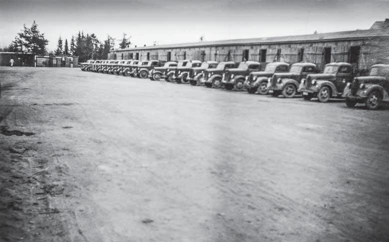 Luftwaffen kuorma-autovarikko sijaitsi Rovaniemen urheilukentällä. Kuva: Lapin maakuntamuseo.