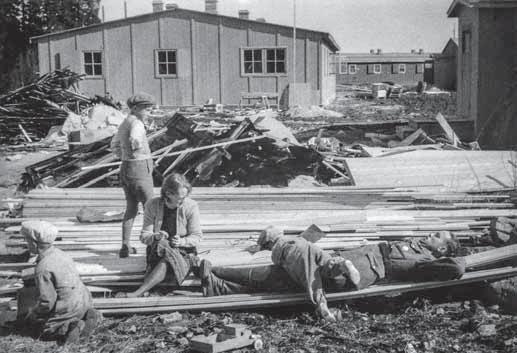 Silloisen Tapionkadun varressa (nykyisen ratapihan alueella) oli useita Luftwaffen vuonna 1943 rakentamia parakkeja.