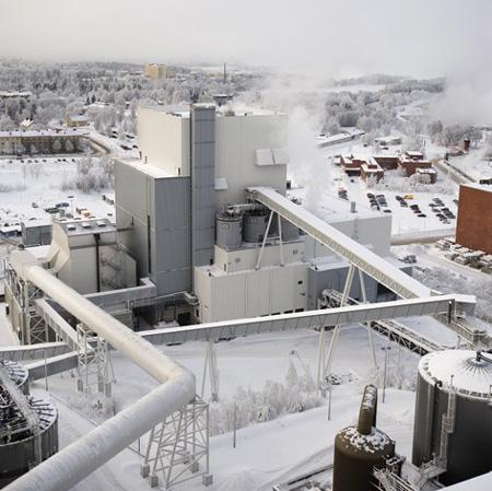 33 kiertopetikattila ja polttoainejakauma vaihtelee kuukauden mukaan. Voimalaitoksessa poltetaan noin 54-73 % teollisuuden puutähteitä, 18-27 % turvetta ja 6-24 % erilaisia metsäpolttoaineita.