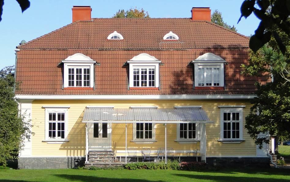 Klassistiset rakennukset ovat kaksikerroksisia, mansardikattoisia ja julkisivuiltaan keltaiseksi maalattuja. Niiden yhteyteen kuuluu tiilipilaripergolat ja klassistiset ulkorakennukset.
