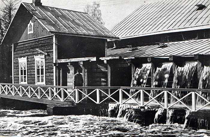 27 Vesivoimalaitos Noormarkun ruukki sai ensimmäisen sähköä tuottavan vesivoimalaitoksensa vasarapajan viereen 1896.