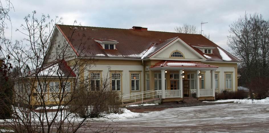 suunnitelmien mukaisesti A.Ahlström Osakeyhtiön ostettua talon. Rakennuksen symmetristä pihajulkisivua korosti esiintyöntyvä sisäänkäynti frontoneineen. Noormarkun klubi 1920-luvun alkupuolella.