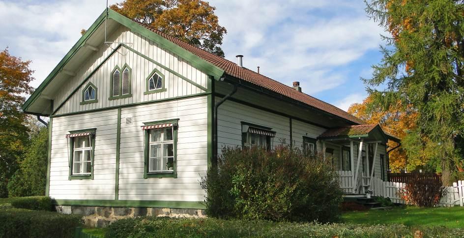Virkamiestalot ovat otettu asuinkäyttöön ja etupuutarhoille on istutettu omenapuita sekä pihaa rajaava pensasaita. (Lauri Putkonen) Hannala ja Hiekkala.