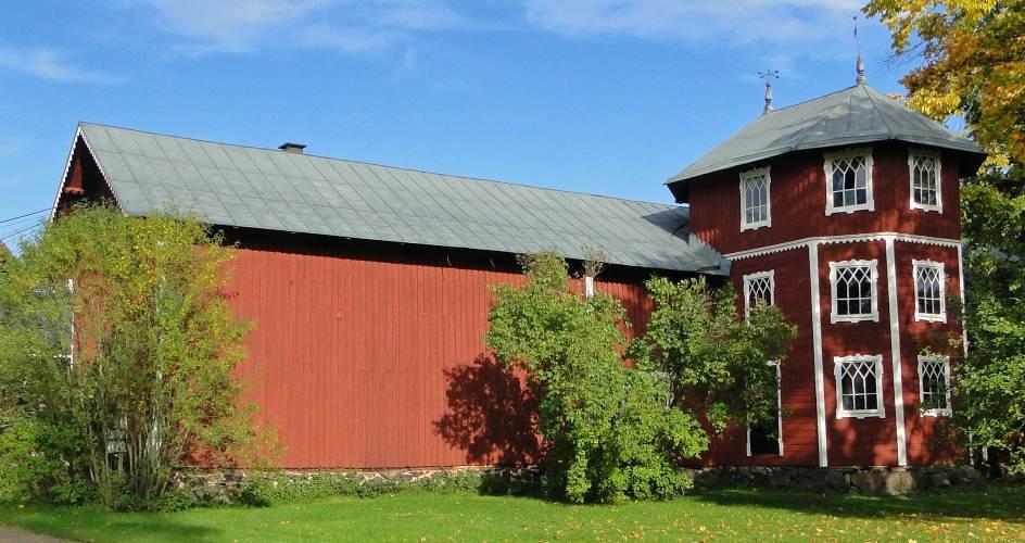 Myöhemmin rakennusta on korotettu huomattavasti ja tilat on muutettu tallikäyttöön. Tallit ovat viereisen avoimen kentän ja laidunmaiden vuoksi keskeinen elementti maisemassa. (Lauri Putkonen) Tallit.