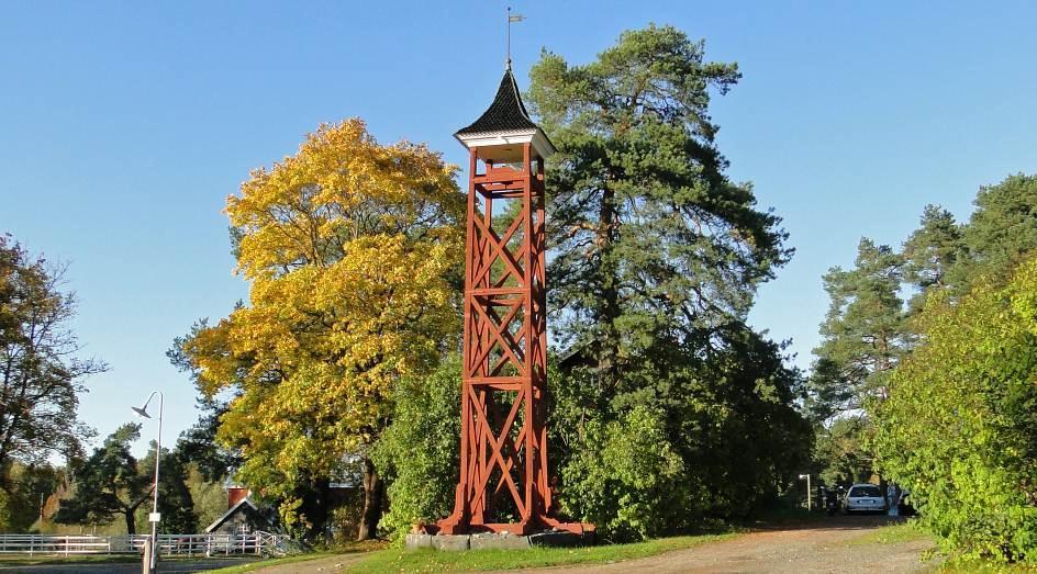 Tapulin katoksen empiretyylinen räystäslista viittaa rakennuksen olevan 1800-luvun alku- tai keskivaiheilta.