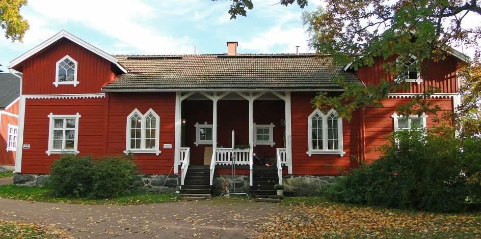 35 Kymppi Nykyisin Kymppinä tunnettu rakennus sijaitsee ruukinalueen ytimessä, Isotalon puistomaisen pihapiirin ja ruukin talouspihan välissä.