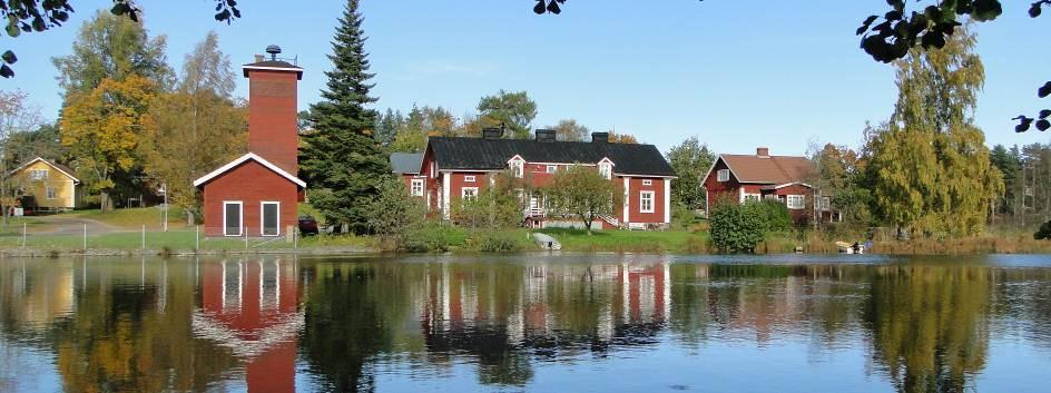 Seppäinmäen pohjoispuolella sijaitsee ennen vuotta 1878 rakennettu entinen ruukinkartanon ajomiesten asuintalo, Kuskila, jonka yhteyteen liittyy ajokaluvaja, kaksikerroksinen aitta ja