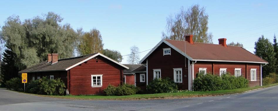 39 mullattu Andell on rakennettu 1800-luvun loppupuolella, kun taas vaaleaksi maalatut Kirsikkala ja Mäntylä 1900-luvun alun vuosikymmenillä.