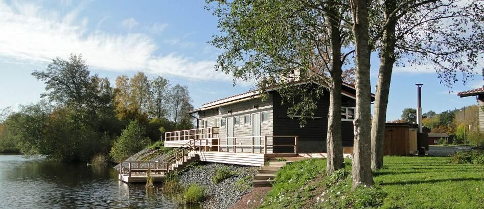 42 Näkyvällä paikalla Kolin lautakatosten läheisyydessä, Noormarkunjoen rannalla sijaitsee vuonna 1946 rakennettu Kolin sauna, jonka luota hahmottuu pitkiä näkymiä Noormarkunjoelle.