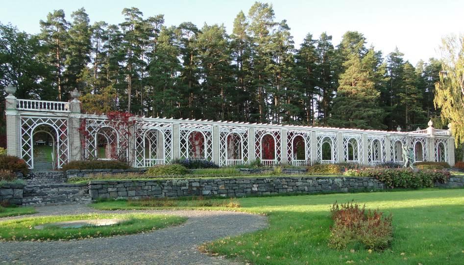 Terassoidun puutarhan yläosaan rakennetun pergolan kautta on kuljettu kohti päärakennusta.