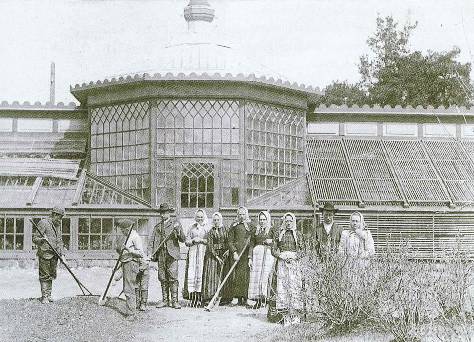 51 Noormarkun ruukin kasvihuoneet Noormarkun ruukki oli kuuluisa puutarhatuotteistaan. Ensimmäinen kasvihuone rakennettiin Koivukujan päähän vuosina 1911-1912.