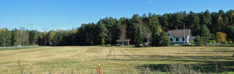Virkailijakerhon edessä oleva peltoaukea avaa näkymän kohti Havulinnaa sekä mahdollistaa näkymän Isotalon puutarhasta