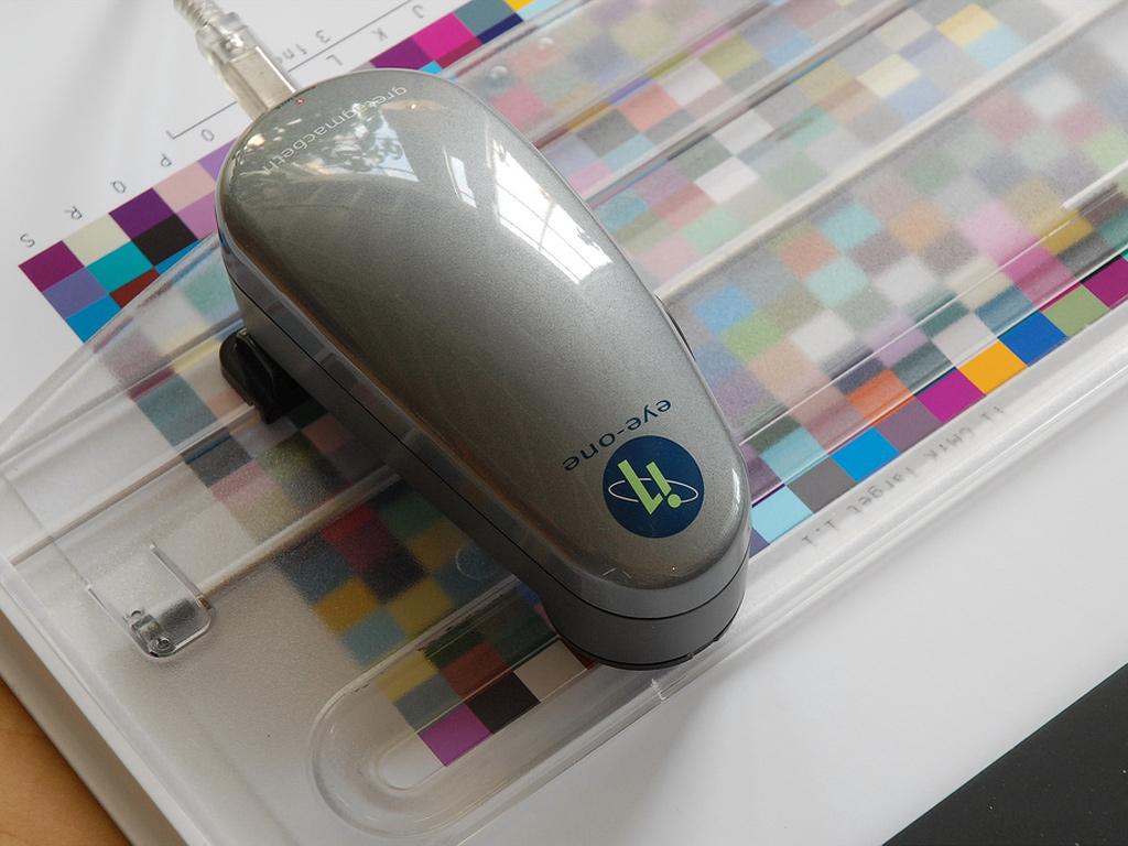 26 i1 Pro X-riten i1 Pro on spektrofotometrinen mittauslaite painoarkkien mittaamiseen. Mittalaitteen voi yhdistää Macintoshiin ja PC-tietokoneeseen.