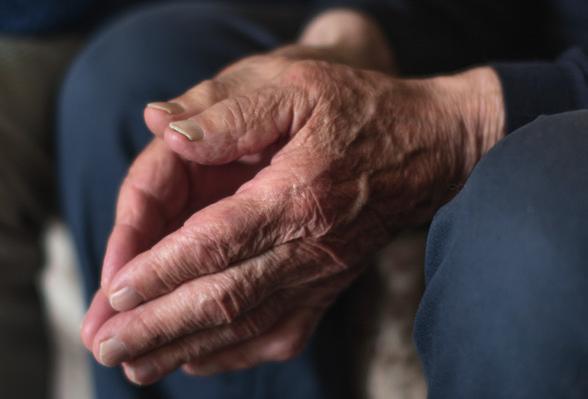 Jos tilanne tulee nopeasti esimerkiksi niin, että kuulet läheisten puhuvan rumasti toisilleen tai näet rajuja hoito-otteita voit tarttua hetkeen ja ilmaista huolen.