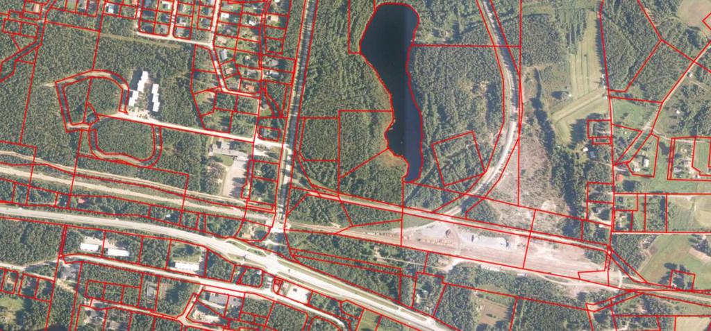 Etelä-osan alueelle sijoittuu kaksi kappaletta asuinkäytössä olevaa pihapiiriä Halkolammen tien varteen Halkolammen (152,6 m mpy)