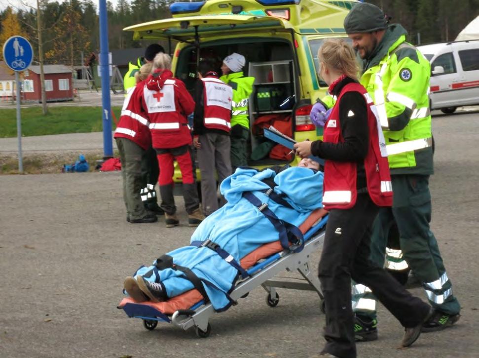 Ensiauttajakurssi päivystysoikeudellisille ensiapuryhmäläisille 54 h tavoite: - perehdytään ensihoitopalveluunkokonaisuutena - ammattilaisen avustamiseen tilanteessa - potilaan kuljetuskuntoon