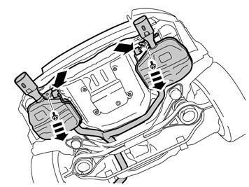 22 Irrota ruuvit äänenvaimentimien takaripustuksista. Irrota äänenvaimentimet korista.