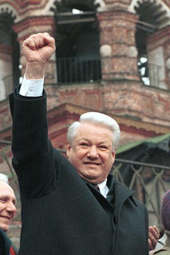 Jeltsin alkoi ajaa Venäjän federaation itsenäistymistä ja Neuvostoliiton hajottamista. Boris Jeltsinistä tuli Venäjän presidentti.