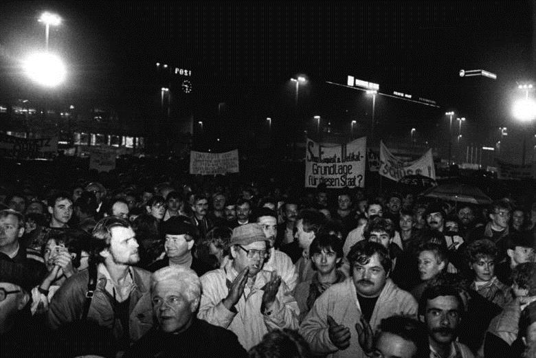 Lokakuussa 1989 yli 250 000 ihmistä oli liittynyt mielenosoituksiin.