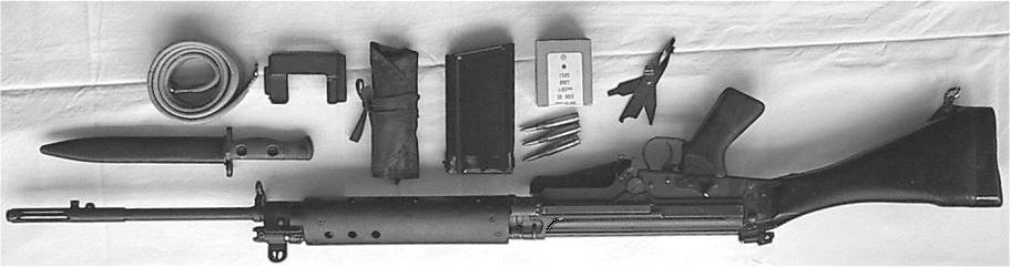 L1A1 Australian FAL Teksti: SJA Sihvola Vuonna 1954 Australia päätti Englannin ja Kanadan kanssa ottaa käyttöön FN:n suunnitteleman FAL-kiväärin.
