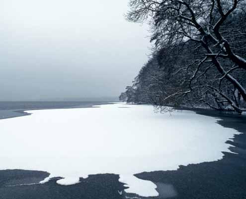 Polarisaatiosuotimen avulla voi korostaa sinisen taivaan ja valkoisten pilvien välistä kontrastia ja poistaa veden heijastuksia. Pyöritä suodinta, kunnes sen vaikutus on sellainen kuin haluat.