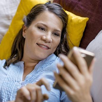 Menetkö sinäkin älypuhelimesi kanssa nukkumaan? Oletko koskaan laskenut, kuinka monta kertaa päivässä käytät älypuhelintasi?
