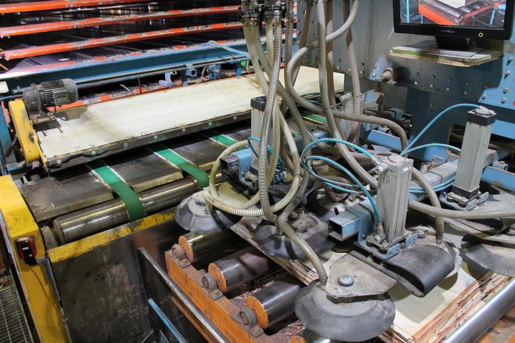 21 4.1 Syöttölaitteisto Vaneriaihiot siirretään syöttöhäkkiin automaattisella syöttölaitteella.