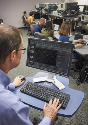 Tektronix kurssikeskuksessa on kymmenittäin valmiita harjoitustöitä, jopa useilla eri kielillä. Osaa myös etäkäyttöohjauksen Laitteessa on vakiovarusteen etäkäyttömahdollisuus.