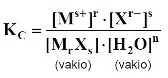 M r X s (s) + n H 2 O r M s+ (aq) + s X r- (aq) Laimeissa liuoksissa Kertoo, kuinka paljon tiettyä kiinteää ainetta voidaan liuottaa tai liukenee tiettyyn tilavuuteen puhdasta vettä Liukenemisreaktio
