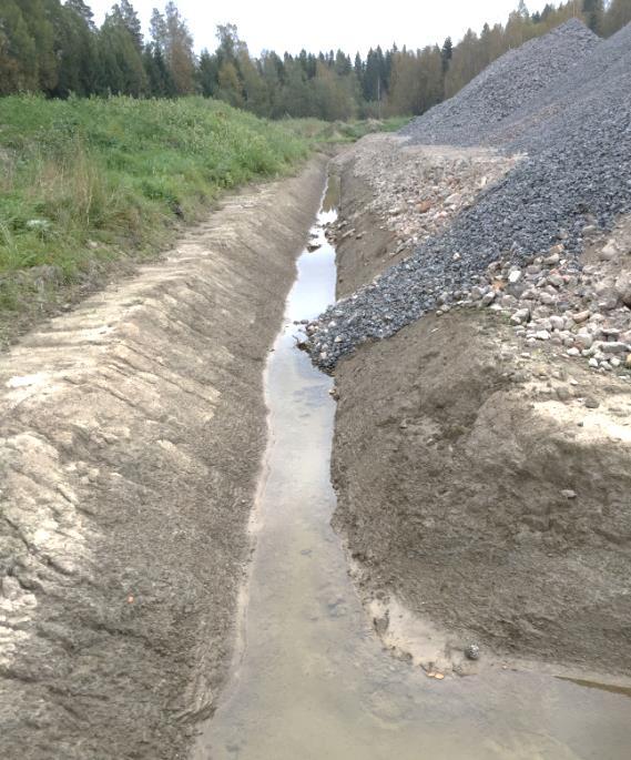 Kuva 1. Varastokenttä kuvattuna 15.9.2016. Kokonaistäyttömäärä on 2400 m 3 (noin 4000 tonnia). Betonimurskekerrosten päällä on 2 3 cm:n luonnonkivimurskekerros ja murskeiden varastokasoja.