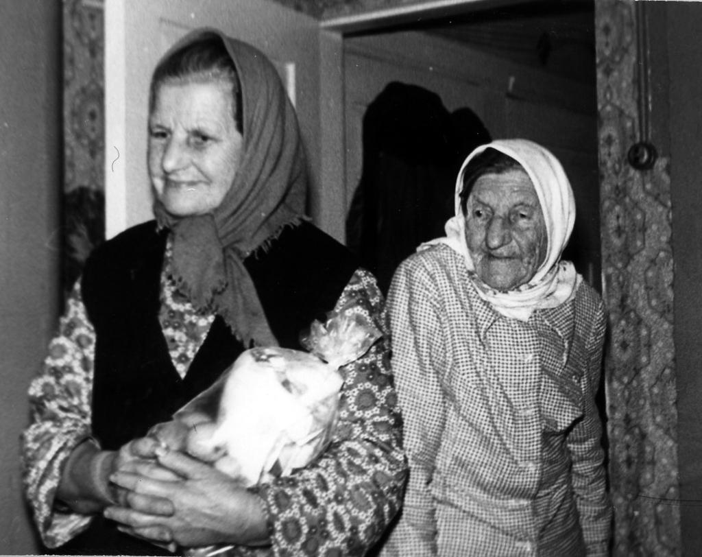 kolinuidõ sugulaisi mano elämä. Kuna timä poig kuuli noorõlt ärq, sõs käve tä hää meelega sõsara latsi hoitman. Lainõ olï perre kõgõ noorõmb lats ja Alma-tädi silmäterä.