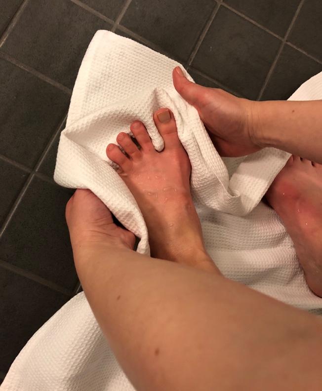 käyttää sandaaleja.