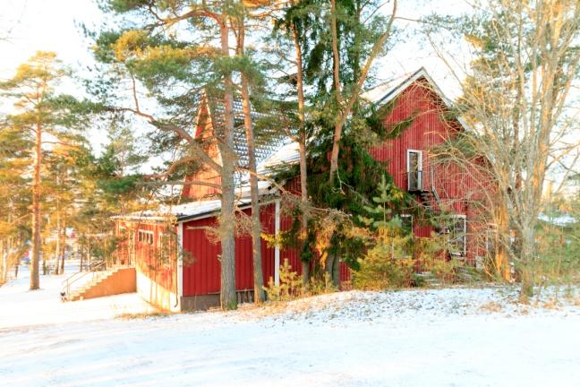Kiinteistöllä on lentopalloenttä ja alueen länsireunassa ulee ilmasähöjohto.
