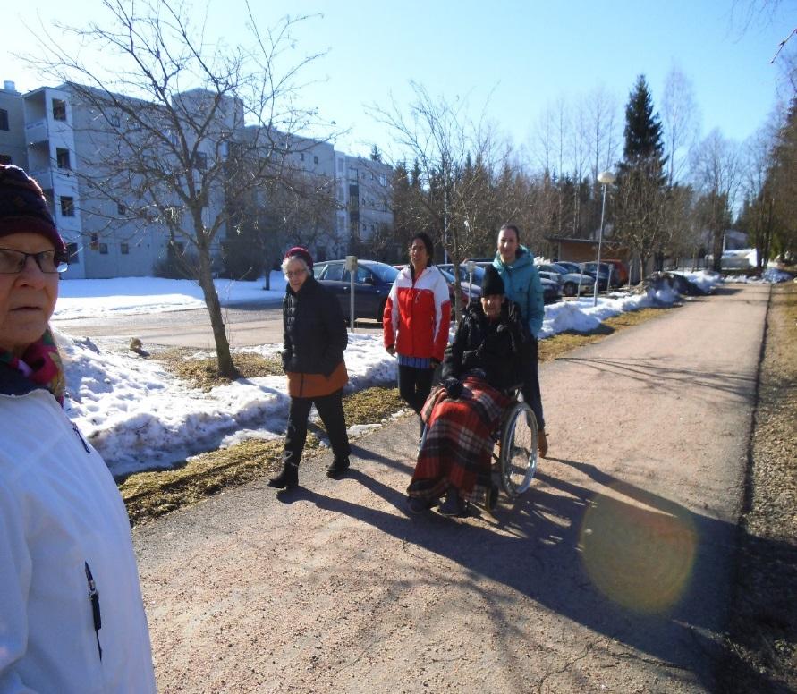 Esityksen ja sen kuvien tekijöillä IKINÄ-mallin