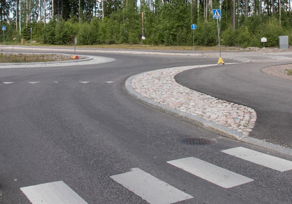 Kulkuyhteydet Helsinkiin ja Helsinki-Vantaan lentokentälle ovat mainiot; bussiin voi hypätä Epinkoskentien pysäkiltä ja kävelymatkan päässä Leinelässä on kehäradan juna-asema.