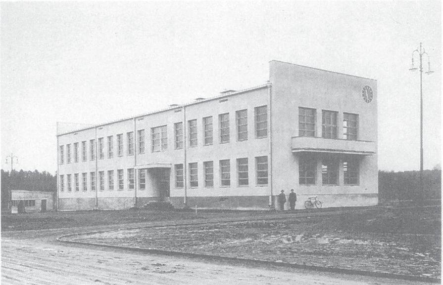 Vähäkallio 1942 laajennus nykyiseen U-kirjaimen muotoon Päätyjulkisivut pohjoiseen ja etelään.