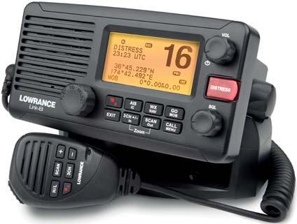 DSC-hyväksytyllä VHF-radiolla, jossa on neljän painikkeen käsimikrofoni, intuitiiviset kierto- ja