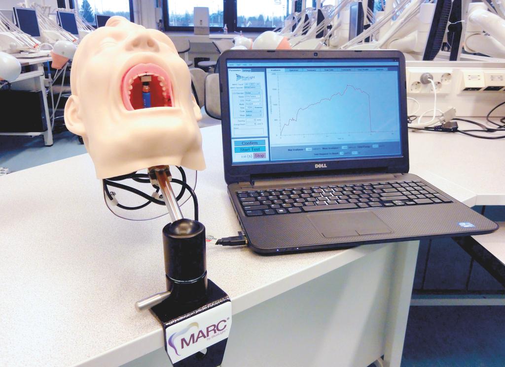 Tehostettu valokovetuksen opetus Kuva 3. MARC -potilassimulaattori. Valotehoa mittaavat sensorit näkyvät yläetuhampaiden välissä ja hampaan 27 purupinnalla.