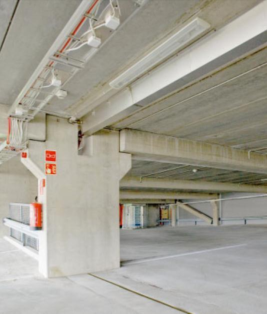5 teräsosien osalta on vähäinen, kun betonilla voidaan järjestää riittävä palosuojaus, kuten kuvan rakenteissa d-i voidaan havaita.